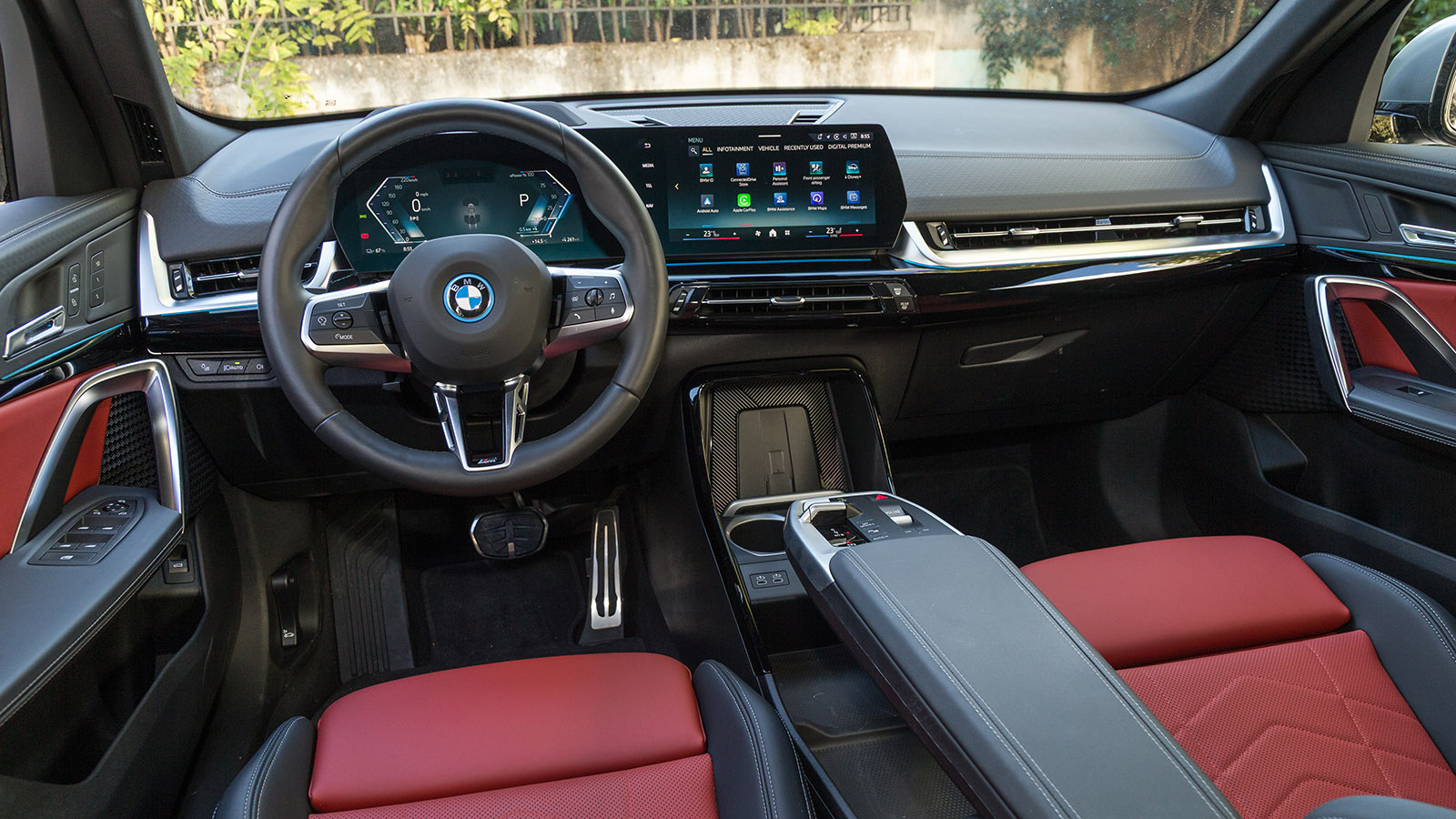 Bmw X2. Πόσο καλό είναι σε εξοπλισμό άνεσης και ασφάλειας.